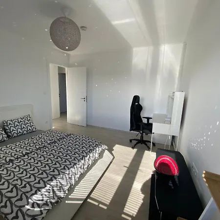Luis Met Gedeelde Badkamer En Keuken * Zonhoven