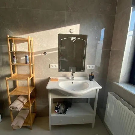 Luis Met Gedeelde Badkamer En Keuken *